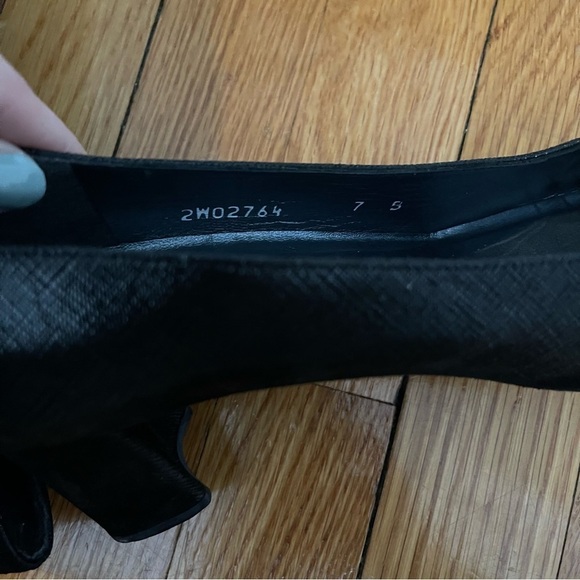 Stuart Weitzman Textured Black Pumps - Picture 6 of 7